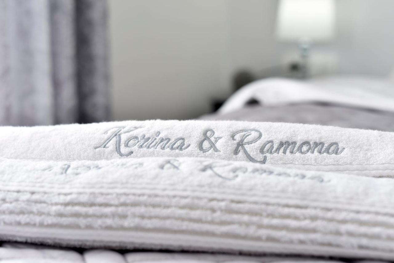 Deluxe Korina & Ramona